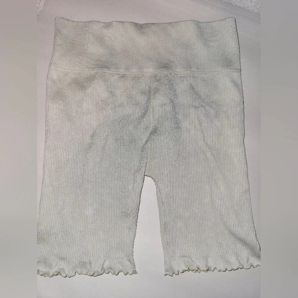 BODY & SOL Cream Tie Dye Ribbed Biker Gym Shorts Size‎ Large Ruffle Hem